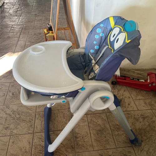 Chicco Polly Easy highchair like new with adjustable height and wheels