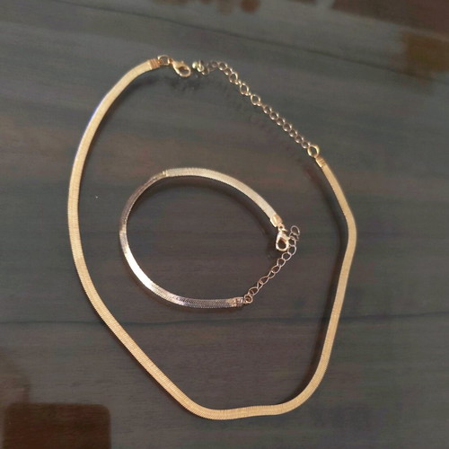 Faux bijoux set like new, gold-colored necklace and bracelet