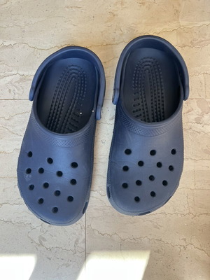 Crocs women's slippers, dark blue, size W7 EU 37.5