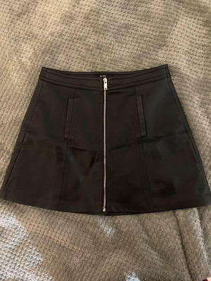 Φούστα μαύρη Bershka καινούργια, medium, με φερμουάρ μπροστά και 2 τσέπες