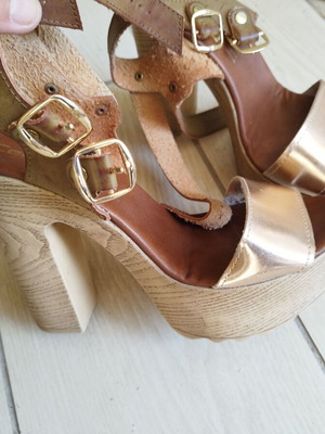 Celebrity platform shoes size 40 in good condition, beige