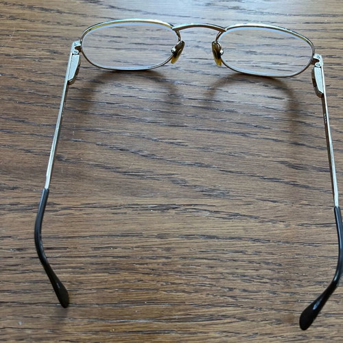 Metal glasses frame used, ideal for presbyopia