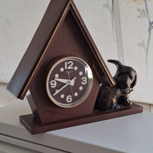 Molniya retro 1980 analog table clock