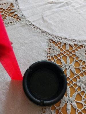 Пластмасов пепелник употребяван от преди години