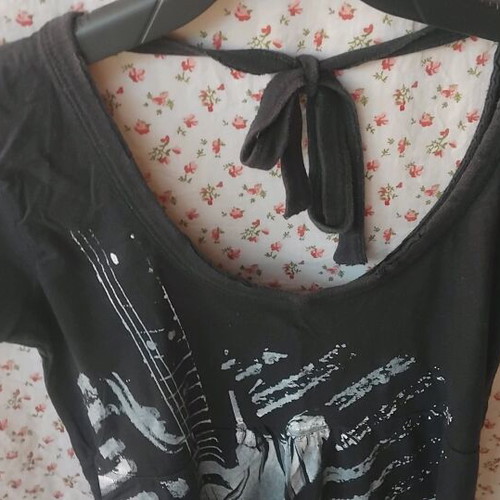 T-shirt with guitar print like new, size M, black