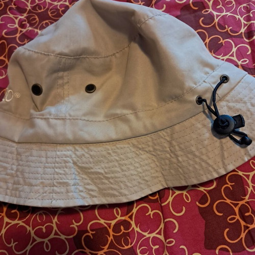 Polo beige hat like new with elastic and warm lining