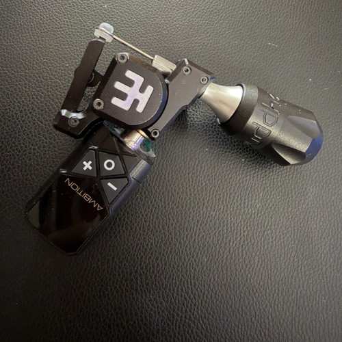 Vlad Blad Avenger 2 Pro tattoo machine used with Ambition Soldier battery and Lauro Paolini grip