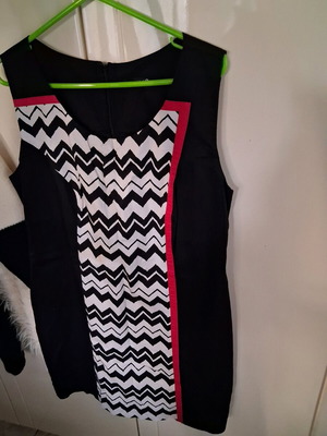 Dress like new, black and white, size XL