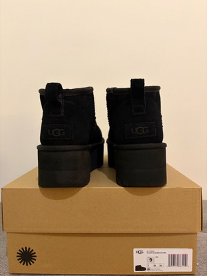 Ugg black boots like new, size 40