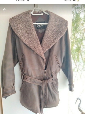 Vintage 90s style women's leather jacket with bouclé fur collar, like new