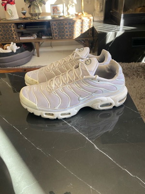 Nike tn white athletic shoes like new, size 45