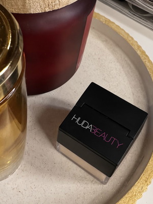 Huda Beauty Easy Bake loose baking και setting powder στην απόχρωση Banana Bread
