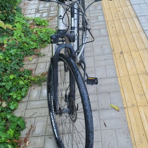 Merida Crossway 20-D cross trekking bike like new with pump and helmet