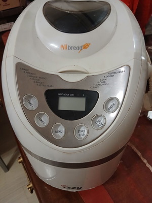 Izzy Breadmaker like new with multiple bread and jam options