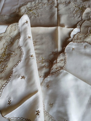 Σετ τραπεζομάντηλο τσαγιού και δύο καρέ καινούργιο με κεντήματα και χρυσοκλωστή