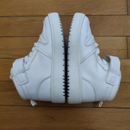 White kids' athletic boot size 25 like new