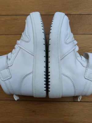 White kids' athletic boot size 25 like new