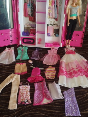 Ντουλάπα Barbie μεταχειρισμένη με κούκλα και αξεσουάρ