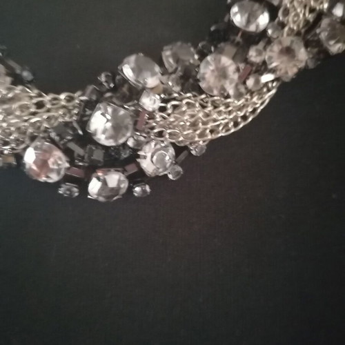 Necklace silver color with white stones like new