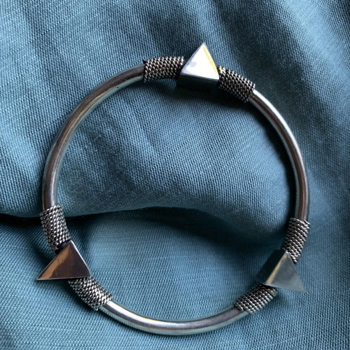 Silver handmade bracelet like new with triangular details, unisex