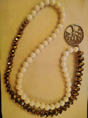Necklace used with white and gold stones and pendant element