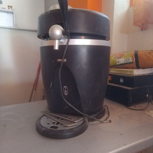 Beer keg maintenance device lightly used