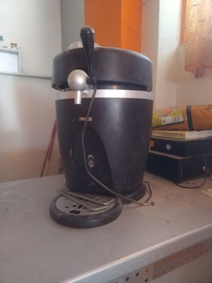 Beer keg maintenance device lightly used