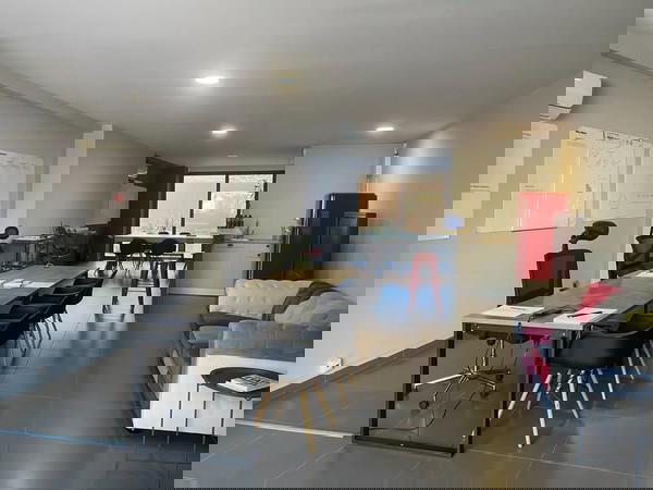 Πωλείται εξοπλισμός δημιουργικού γραφείου στην Αθήνα