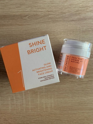 Κρέμα προσώπου με βιταμίνη C Bee Factor Shine Bright 50ml