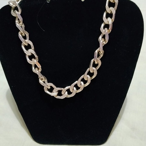 Chunky gold chain necklace like new with lobster clasp