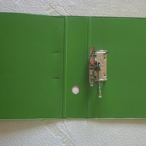 A4 Binder green, like new, durable metal mechanism