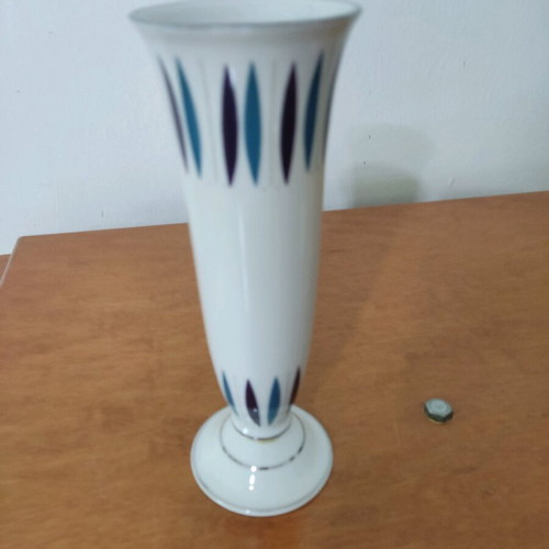 Porcelain vase like new with simple and beautiful design