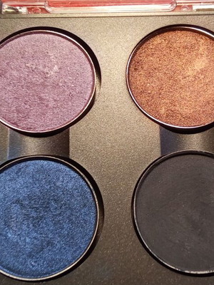 MAC eyeshadows like new, single or palette case sold separately