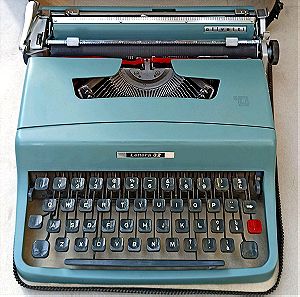 Παλια γραφομηχανή με λατινικούς χαρακτηρες σε γαλάζιο χρώμα