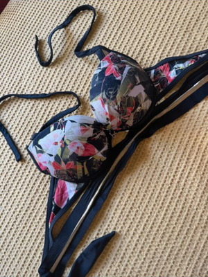 Swimsuit Med multicolor used with wear on elastics