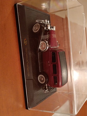 1932 Cadillac 4 Door Hard Top model 1:32 like new, 16 cm