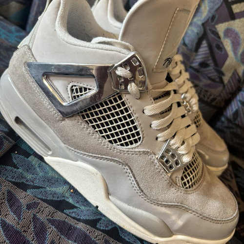 Air Jordan 4 Retro Frozen Moments sneakers, size 42, grey silver