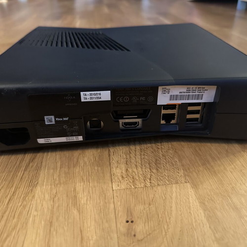 Xbox 360 Slim 250Gb like new with original power supply and controller