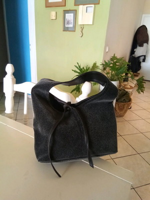 Minimal gray shoulder bag used with leather details