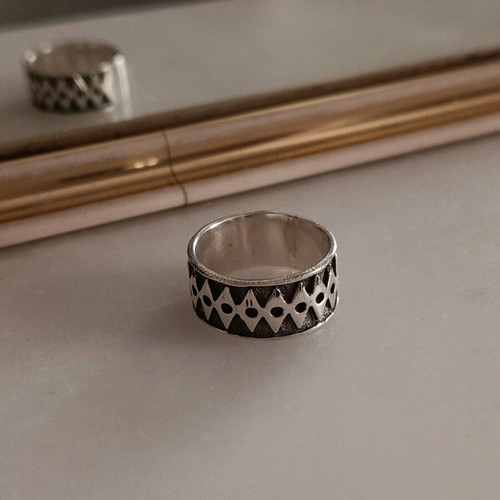 Handmade carved 925 silver geometric ring like new