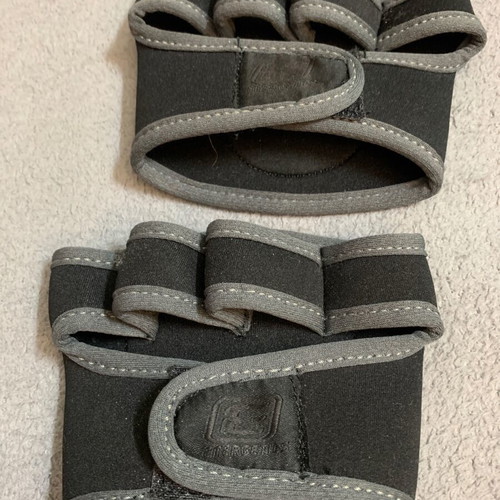 Gym gloves large used, neoprene material for free weights
