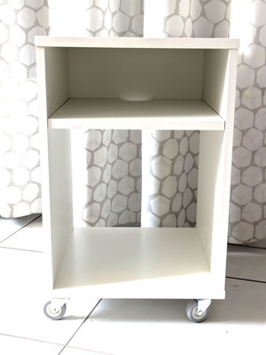IKEA VIHALS κομοδίνο λευκό με ροδάκια like new