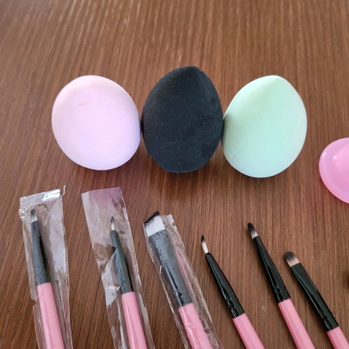 Deni Carte silicone suction cups with makeup sponges and brushes new