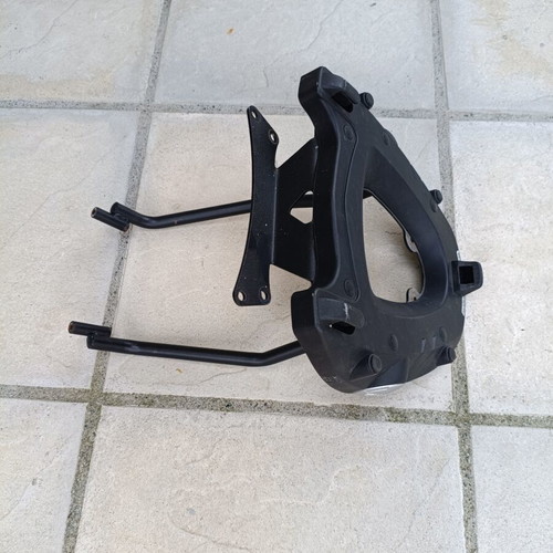 Givi rack with top case base like new