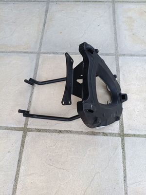 Givi rack with top case base like new