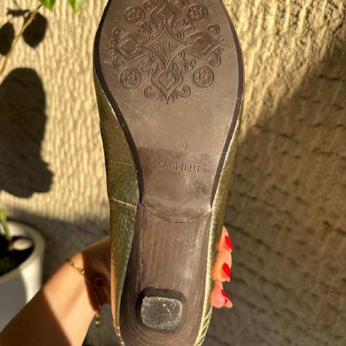 Ballerinas used size 40 gold with brown