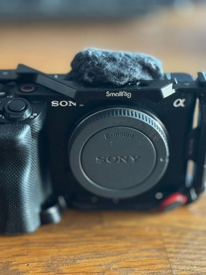 Sony ZV-E1 κάμερα σαν καινούργια με φακό 50mm 1.8 και SmallRig cage