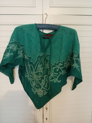 Batik top emerald used
