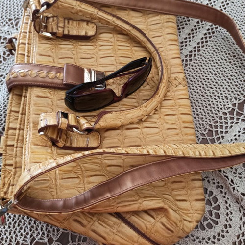Axel shoulder bag large like new, beige and yellow