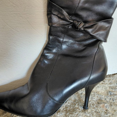 Esthissis black boots with heel and side decoration like new